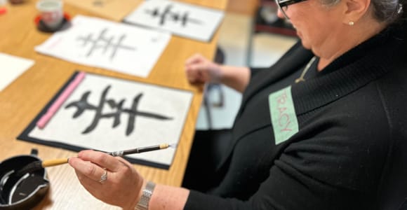 Kyoto: Besuch bei Einheimischen und Kurs in japanischer Kalligraphie