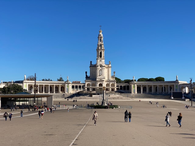 Visit From Lisbon Fátima, Batalha, Nazaré, and Obidos Tour by Van in Lisbon, Portugal