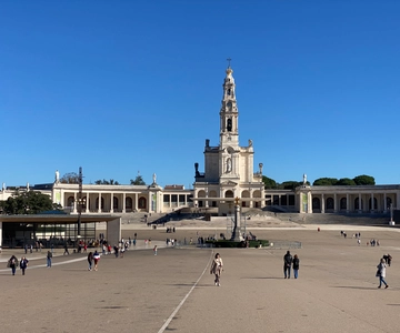 From Lisbon: Fátima, Batalha, Nazaré, and Obidos Tour by Van