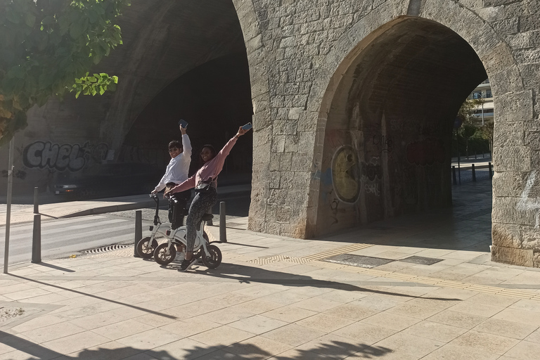 Heraklion: tour privado en bicicleta ecológica por la ciudad-degustación de comida-degustación de vinosHeraklion: recorrido turístico en bicicleta eléctrica con comida y vino