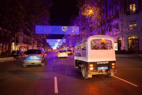 Madrid: Weihnachtsbeleuchtungstour mit einem privaten elektrischen Tuk-TukMadrid: Private Lichtertour im elektrischen Tuk-Tuk