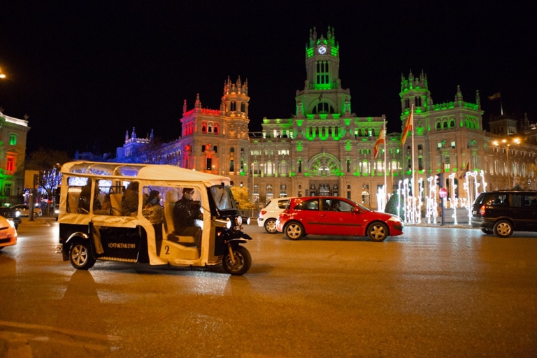 Madrid: tour de luces navideñas en tuk-tuk eléctrico privadoMadrid: tour privado de luces navideñas en tuk-tuk eléctrico