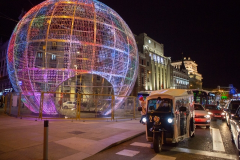 Madrid : visite des lumières de Noël en tuk-tuk électrique privéMadrid : visite privée des lumières de Noël en tuk-tuk électrique