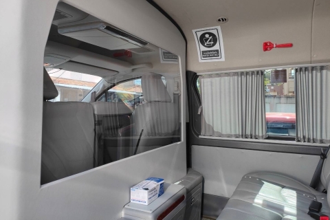 Lotnisko Don Mueang: luksusowe prywatne transferyFurgonetka bezpieczeństwa Toyota Commuter ze szklaną przegrodą DMK To Hotel