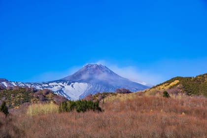From Catania/Taormina: Mount Etna vintage car Wine Tour