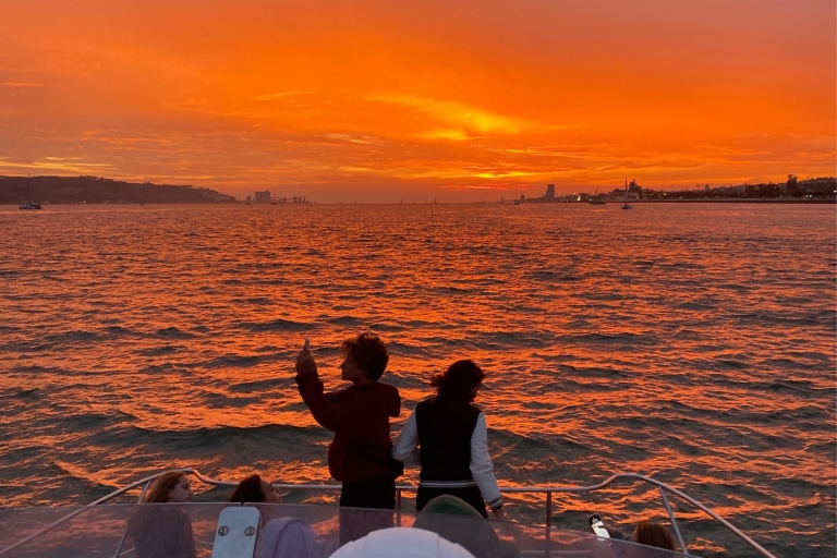 Lisbon: Sunset Tagus River Cruise with Welcome Drink Lisbon: Private Sunset Tagus River Cruise with Welcome Drink