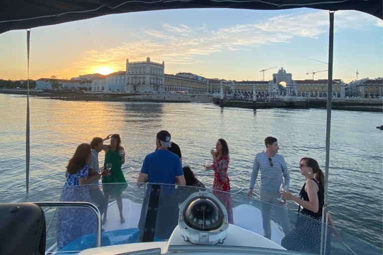 Lissabon: Tagus-Flussfahrt bei Sonnenuntergang mit BegrüßungsgetränkLissabon: Private Sonnenuntergangsfahrt auf dem Tejo mit Begrüßungsgetränk