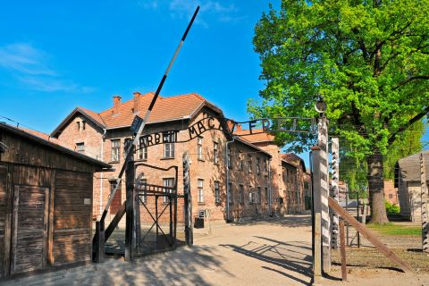 Krakova: Auschwitz: Auschwitzin opastettu kiertoajelu ja hotellin nouto