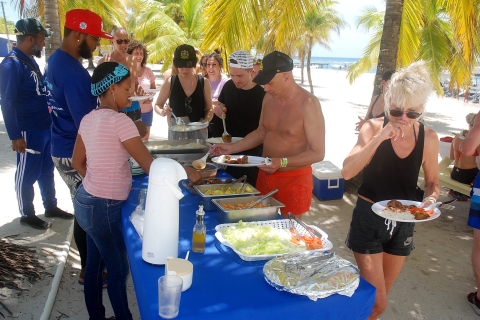 Desde Punta Cana: Saona, Canto de la Playa, Mano Juan VillageDesde Punta Cana, Bávaro y Uvero Alto: tour en catamarán