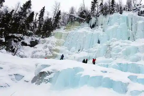 Au départ de Rovaniemi : randonnée en petit groupe aux chutes d'eau gelées de Korouoma