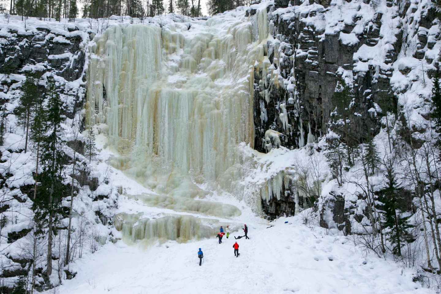From Rovaniemi: Korouoma Frozen Waterfalls Small-Group Hike