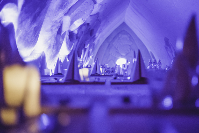 Da Rovaniemi: visita allo SnowHotel con cena al ristorante sul ghiaccioDa Rovaniemi: visita allo SnowHotel con cena all&#039;Ice Restaurant