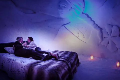 Da Rovaniemi: visita allo SnowHotel con cena al ristorante sul ghiaccio