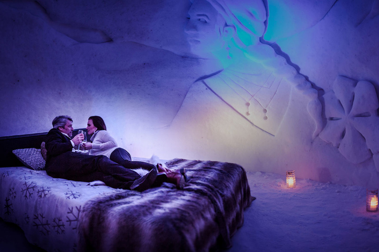 Da Rovaniemi: visita allo SnowHotel con cena al ristorante sul ghiaccioDa Rovaniemi: visita allo SnowHotel con cena all&#039;Ice Restaurant