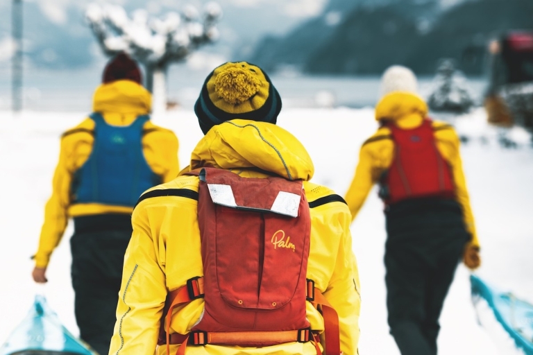 Interlaken: Zimowa wycieczka kajakiem po jeziorze BrienzAnuluj do 3 dni wcześniej: zimowa wycieczka kajakiem