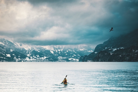 Interlaken: excursion hivernale en kayak sur le lac de BrienzAnnulez jusqu'à 3 jours à l'avance : excursion en kayak d'hiver