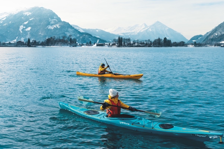 Interlaken: winterkajaktocht op het meer van BrienzAnnuleer tot 3 dagen van tevoren: winterkajaktocht