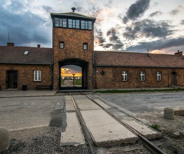 Krakow: Auschwitz-Birkenau Guided Tour with Pickup & Lunch