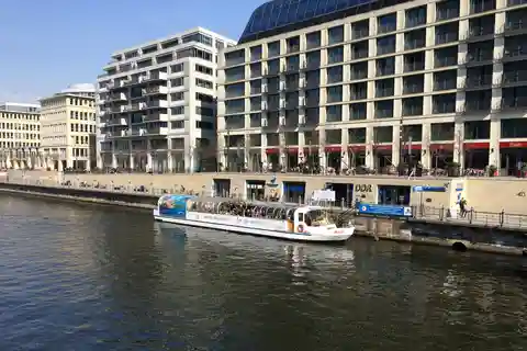 Berlin: Boat Sightseeing Cruise (German/English)