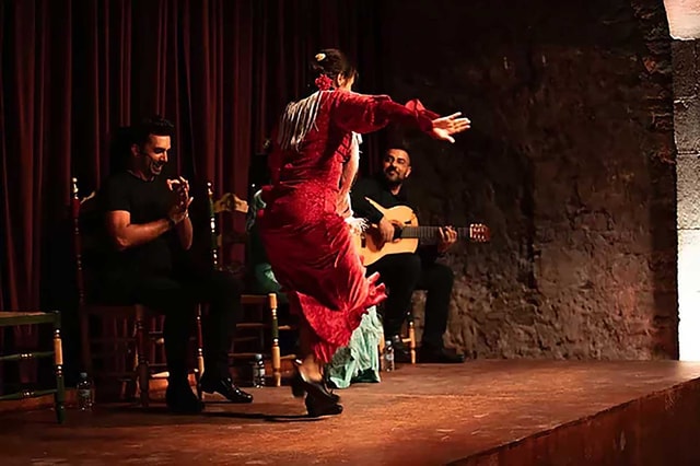 Barcelona: Flamenco & Walking Tour with Tapas in El Born