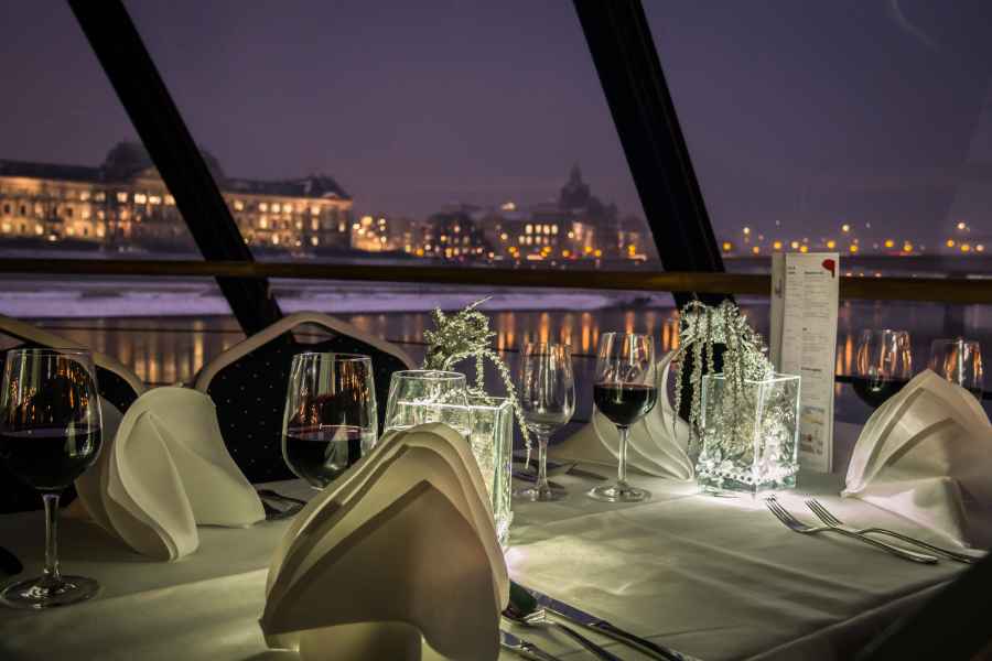 Dresden: Abendliche Flussfahrt Winterlichter mit Abendessen