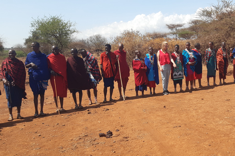 Safari budgétaire de groupe de 8 jours à travers le Kenya et la TanzanieSafari de 8 jours au Kenya et en Tanzanie Hébergement amélioré