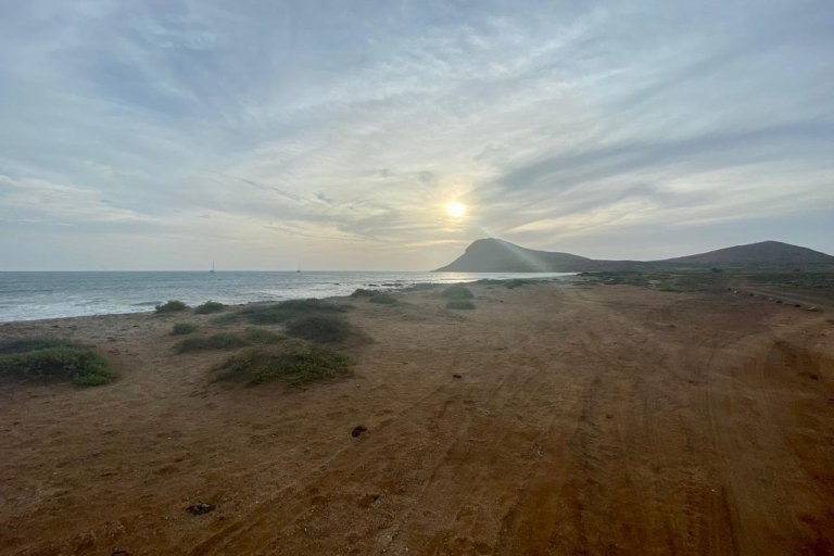 Santa María: caminata costera guiada y puesta de sol en Monte Leão