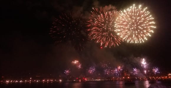 Lisbon: New Year&#39;s Eve Tagus River Cruise with Open Bar