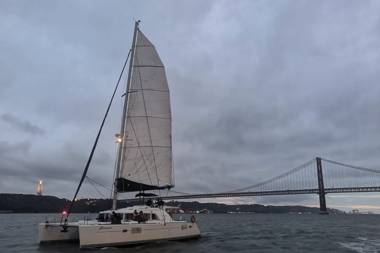 Lissabon: Oudejaarsavond rondvaart op de rivier de Taag met open bar