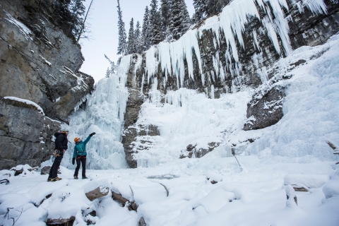 Banff : Randonnée partiellement guidée du canyon Johnston avec des crampons à glace
