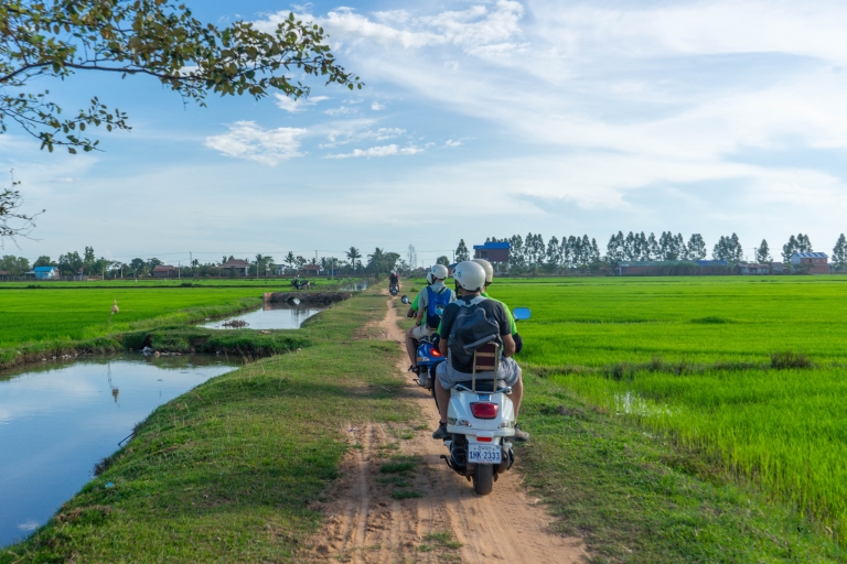 Siem Reap: tour guiado en Vespa al atardecer y pueblos locales