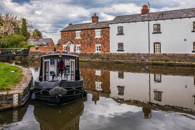 Visit Ormskirk: Canal Cruise with Roast Dinner and Wine in Preston, UK