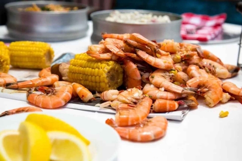 Shrimp Boil Cabaret: Cena y Espectáculo en el Barrio Francés