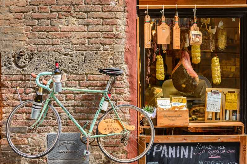 Lucca: Guided Food Walking Tour with Tastings