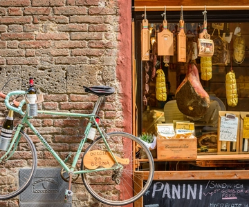 Lucca: Guided Food Walking Tour with Tastings