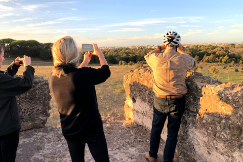 Rome : visite guidée en vélo électrique au coucher du soleil avec catacombes et apéritifExcursion en vélo électrique au coucher du soleil avec catacombes et apéritif