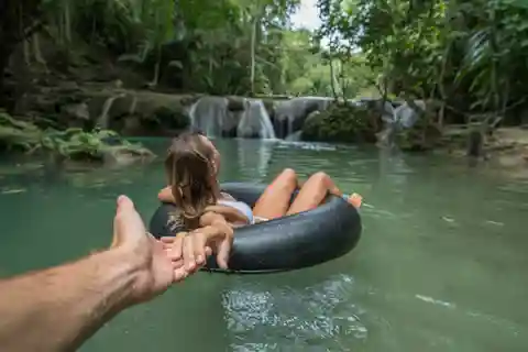Passeio de tubulação e passeio com os povos indígenas de Seviaka