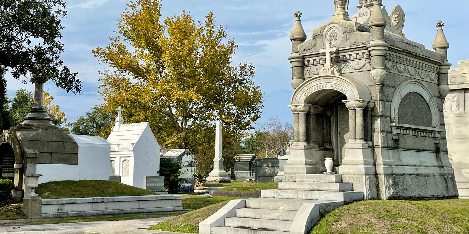 Nova Orleans: Excursão ao cemitério dos túmulos do milionário de Metairie |  GetYourGuide