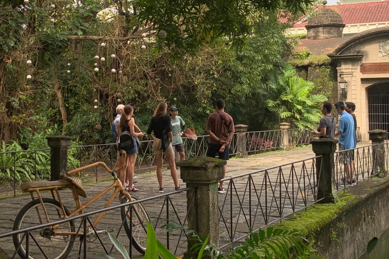 Manila: Excursión guiada en bicicleta de bambú al atardecer en Intramuros