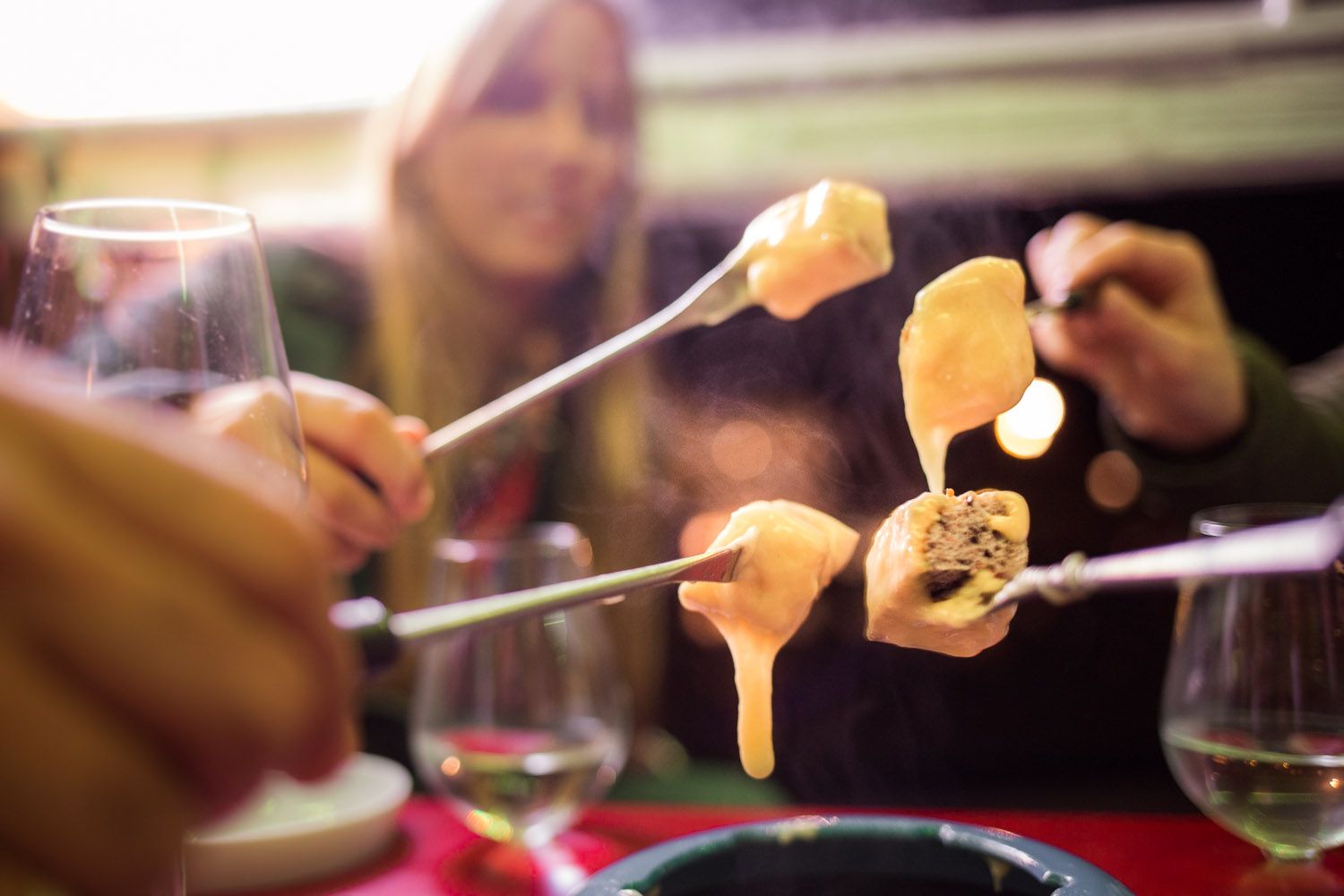 Genf: Tour mit Fondue und Wein im TukTuk