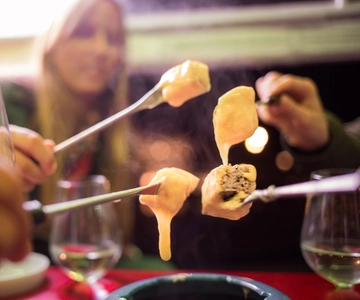Geneva: tour with fondue and wine in TukTuk