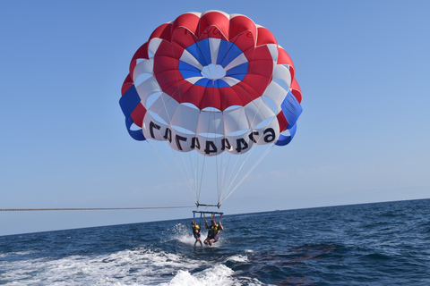 Alicante: Bootsfahrt und Parasailing-Erlebnis mit Getränk