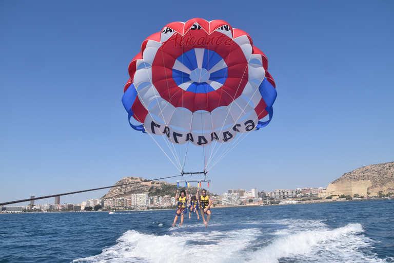 Alicante: Bootsfahrt und Parasailing-Erlebnis mit Getränk