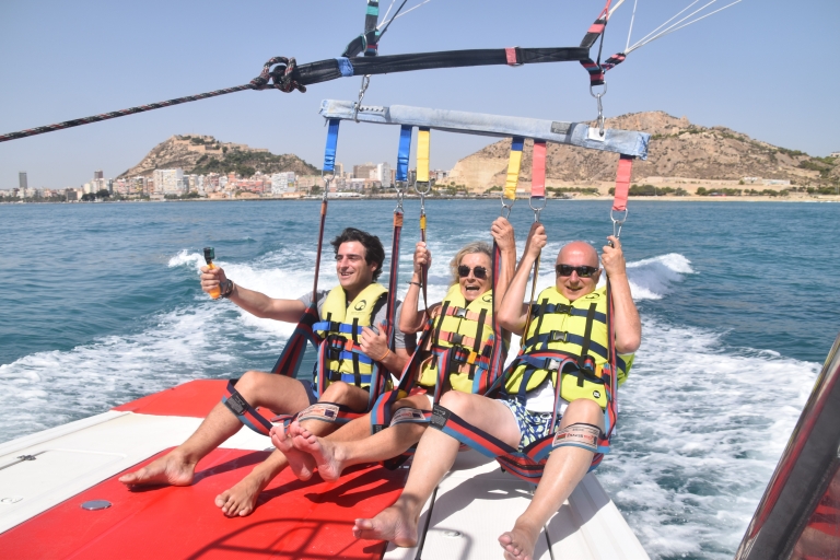 Alicante: Bootsfahrt und Parasailing-Erlebnis mit Getränk