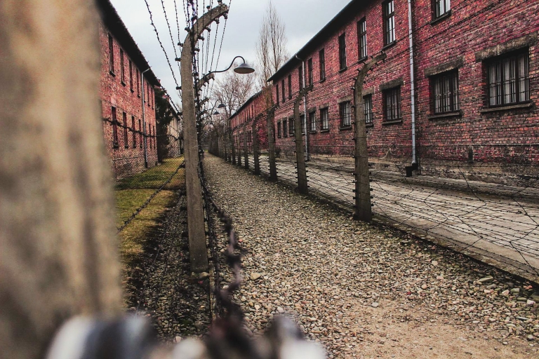 Kraków: Wycieczka z przewodnikiem po Auschwitz-Birkenau z transportemGrudniowa wycieczka z przewodnikiem z transportem z miejsca spotkania