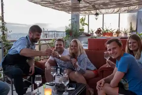 アテネ：屋上でワインとともに楽しむ 6 コースのギリシャ ディナー