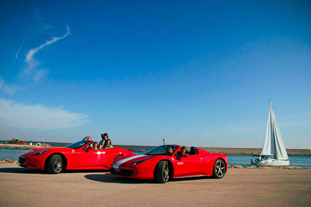 Barcelona: Conducción de Ferrari y experiencia en moto acuática o vela