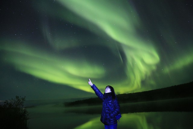 From Yellowknife: Northern Lights Bus Tour with Photos