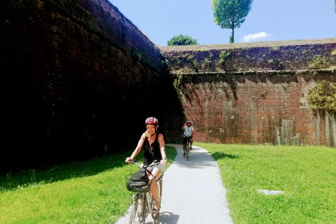 Lucca Sightseeing Tour by E-bike or City bike
