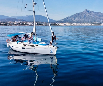 Marbella: Puerto Banús Private Sailing Cruise with Drinks